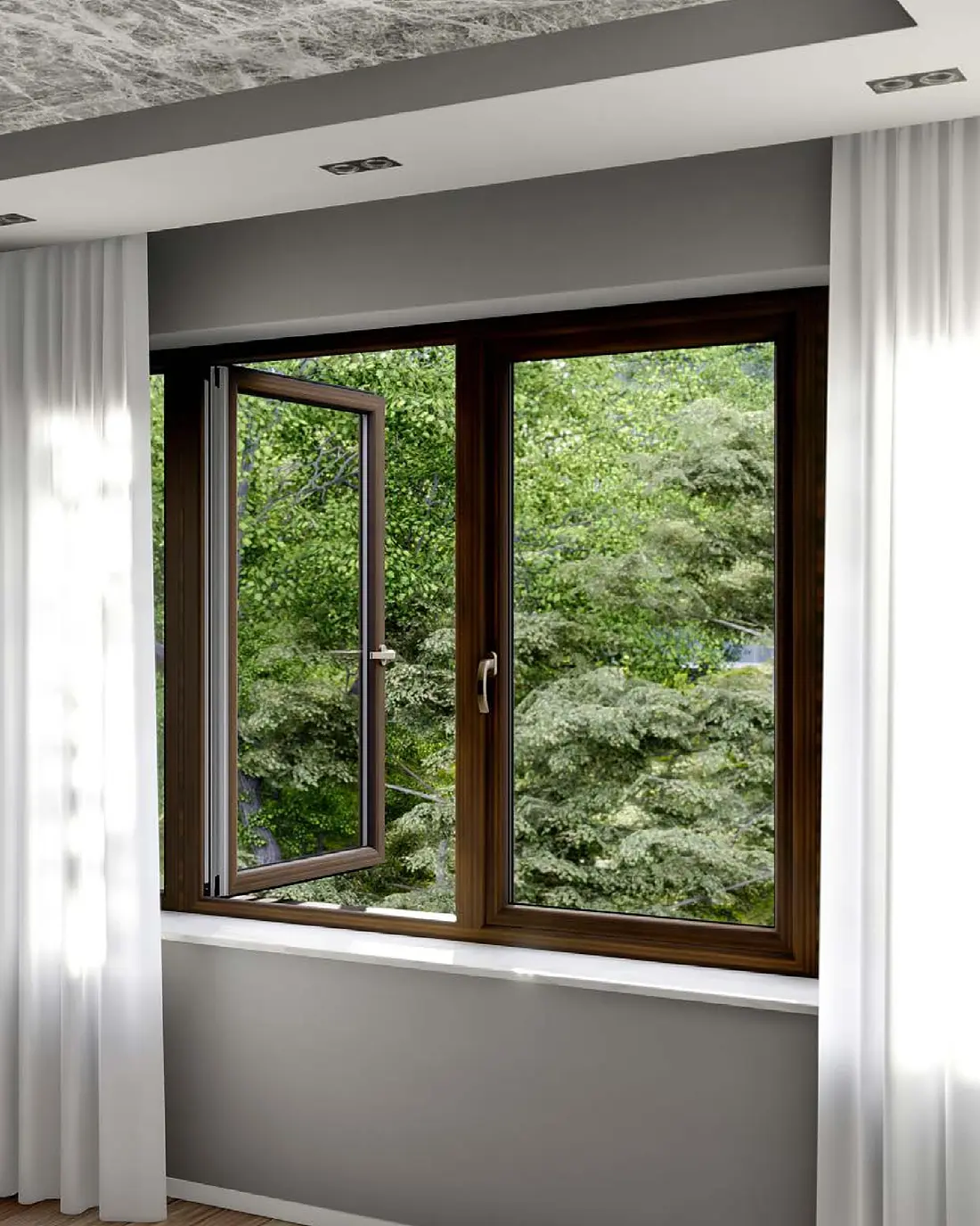 Zweiflügeliges Fenster in Holzdekor mit Vorhang daneben, dahinter ein grüner Garten