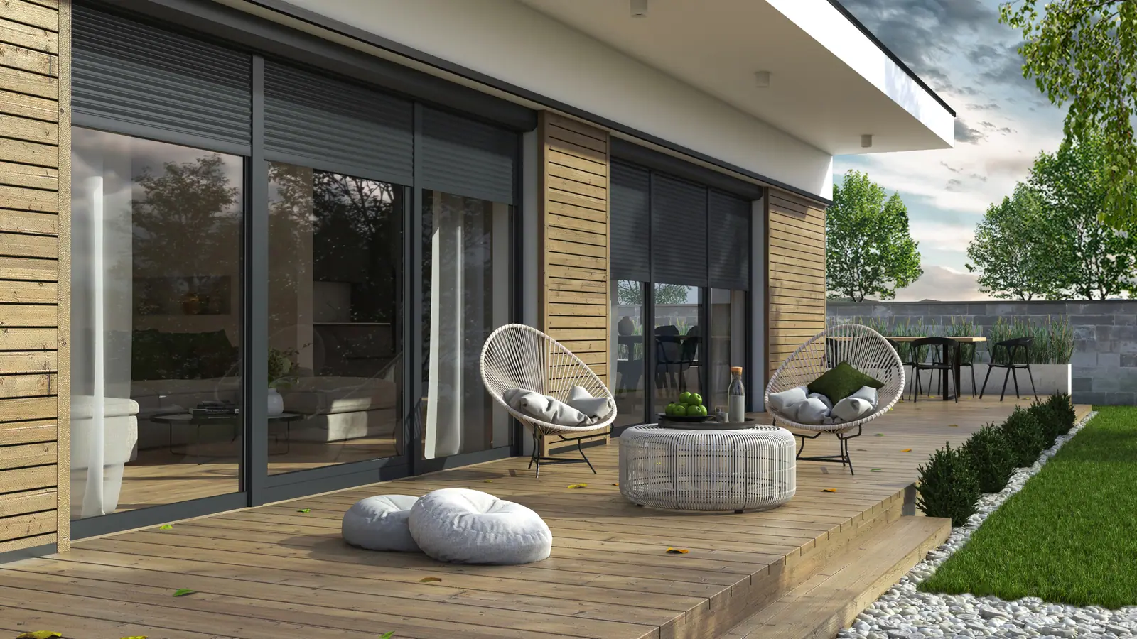 Terrassenfenster und Schiebetür mit außenliegendem Rollladen und geneigter Lamelle, davor eine Holzterrasse