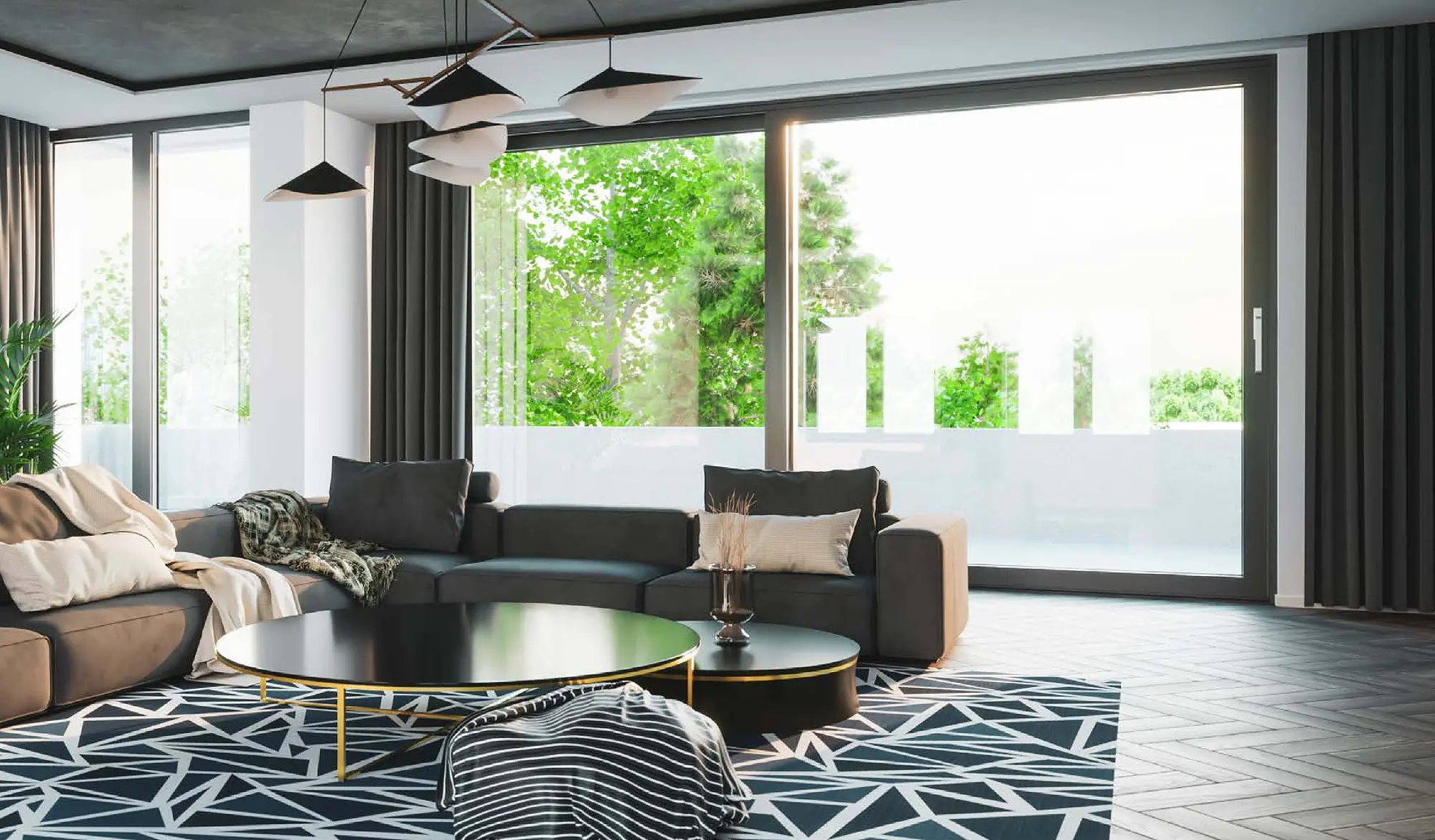 Wohnraum mit einer raumbreiten Hebeschiebetür in Aluminium, dahinter eine Terrasse mit Bäumen