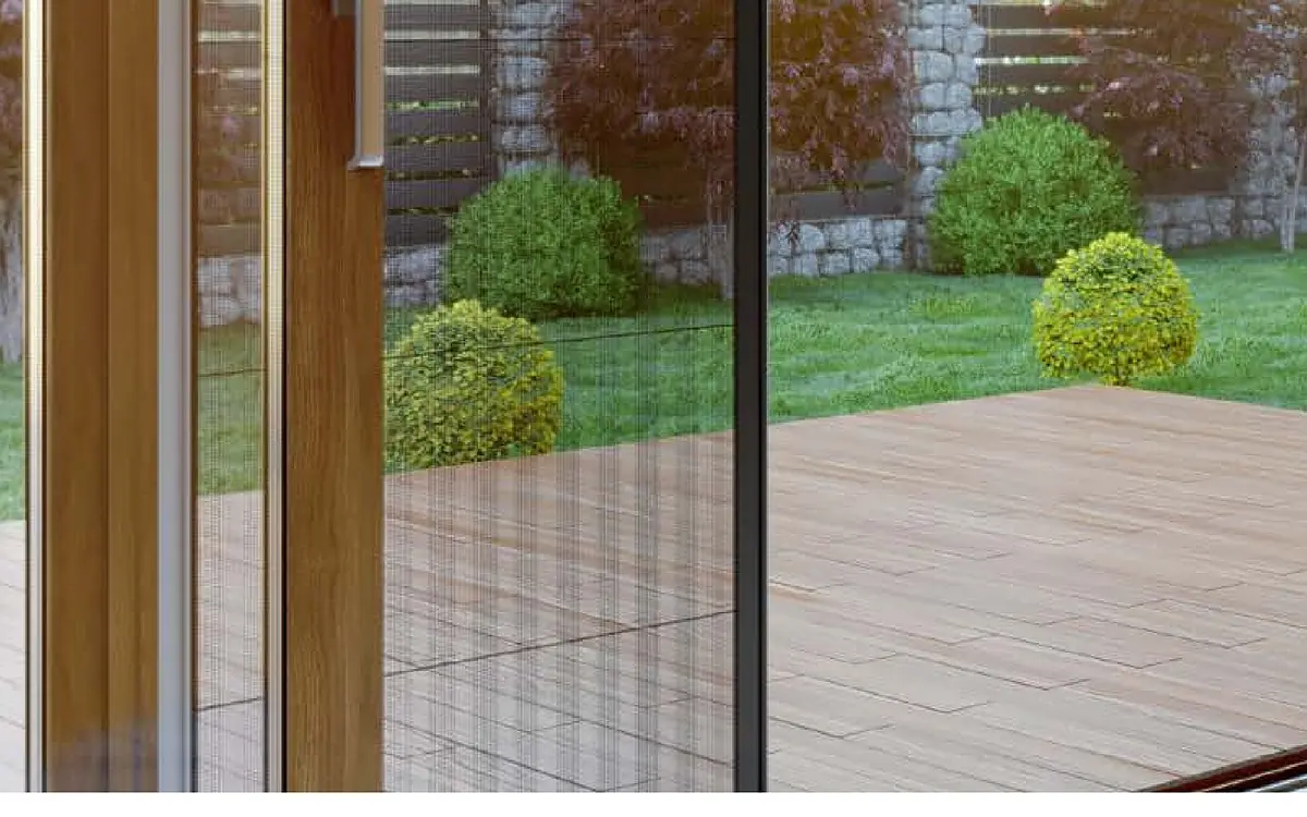 Nahaufnahme des Insektenschutzgewebes und der flachen Bodenschiene an derselben Terrassenanlage